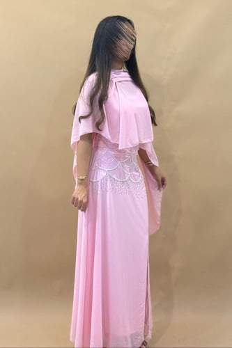 فستان ناعم بسيط بوشاح طويل