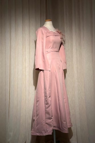 فستان ناعم مزين بالورد بأكمام طويلة