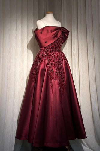 فستان سهرة بتطريز لامع وقصة مميزة عند الصدر