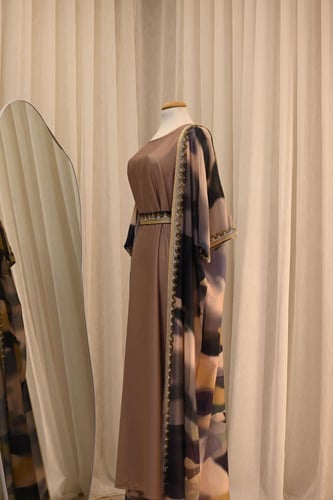 جلابية نسائية طويلة بدون أكمام مع حزام من القماش ا...