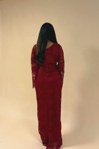 فستان دانتيل طويل بأكمام طويلة