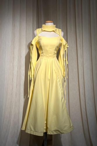 فستان ناعم ميد بقصة مميزة وبياقة عالية