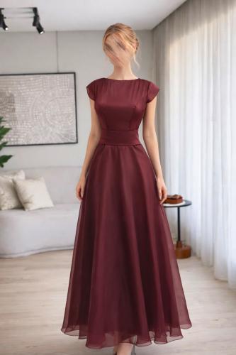 فستان برغندي بحزام عند الخصر بخامة لامعة