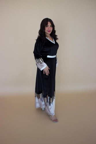 جلابية شتوية باللون الاسود بتطريز مميز من الاسفل و...