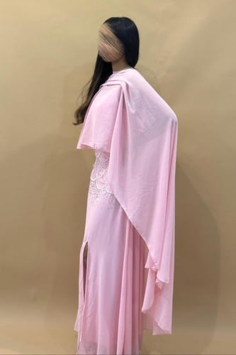 فستان ناعم بسيط بوشاح طويل