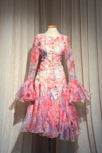 فستان ميد بقماش مشجر وأكمام طويلة