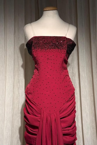 فستان سهرة مطرز يدوياً بقصة مميزه ووشاح