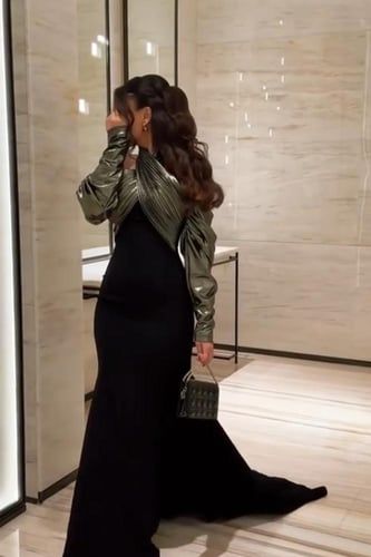 فستان ناعم بأكمام بياقة هالتر