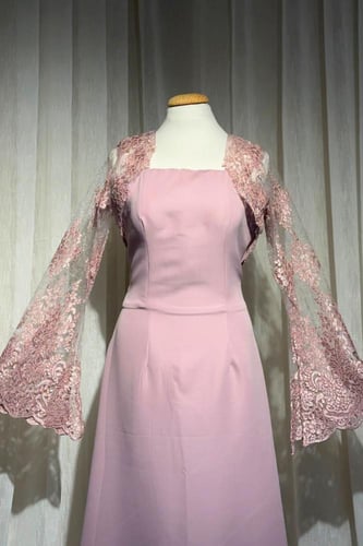 فستان ناعم بأكمام طويلة مزينة بالدانتيل