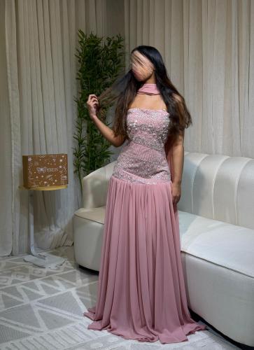 فستان ماكسي بتطريز لامع وبكسرات سفلية