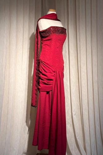 فستان سهرة مطرز يدوياً بقصة مميزه ووشاح