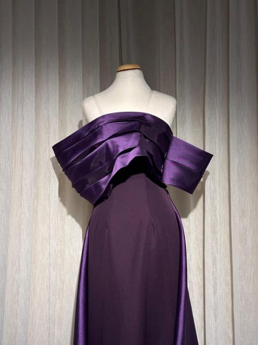 فستان سهرة بأكتاف مكشوفة وتصميم الطبقات