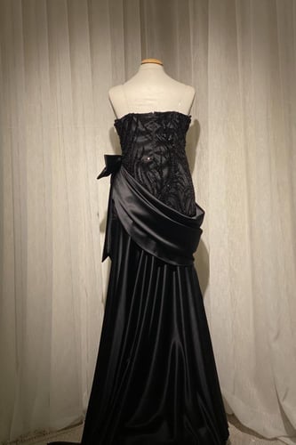 فستان سهرة ملكي توب بتطريز مميز وقصة فيونكة على ال...