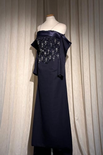 فستان سهرة بأكمام طويلة وبتطريز لامع