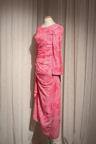 فستان طويل بقماش مشجر وقصة مميزة