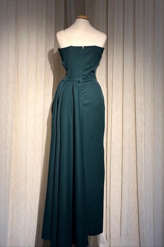 فستان سهرة بأكمام منفصلة مطرزة يدوياً