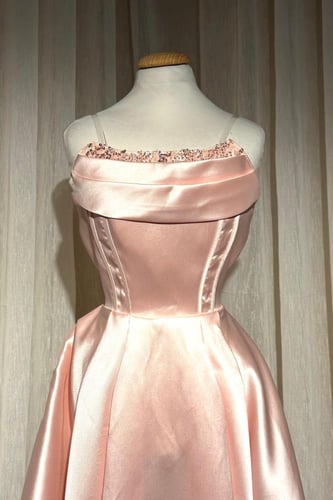 فستان سهرة طويل بتصميم بسيط وهادئ