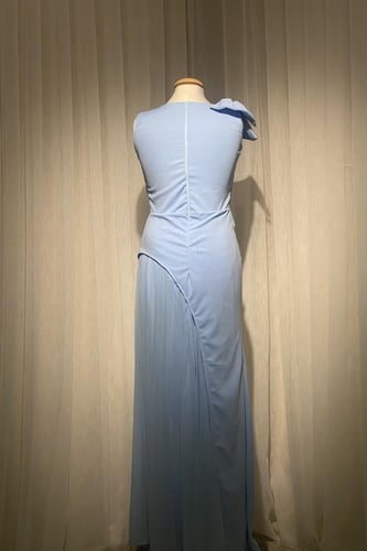 فستان نسائي بدون اكمام بتصميم الكسرات المميز