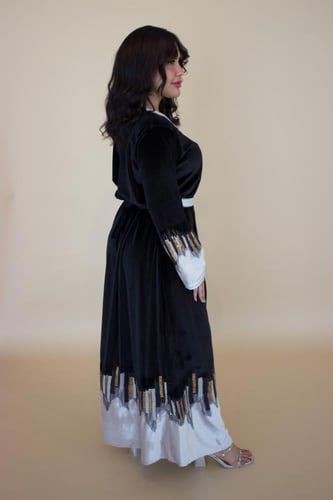 جلابية شتوية باللون الاسود بتطريز مميز من الاسفل و...