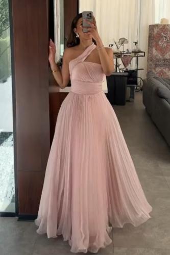 فستان طويل ناعم بتصميم الكسرات