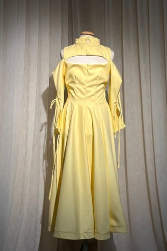 فستان ناعم ميد بقصة مميزة وبياقة عالية