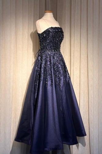 فستان سهرة طويل بتطريز لامع وطبقة عند الصدر