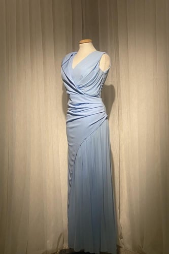 فستان نسائي بدون اكمام بتصميم الكسرات المميز