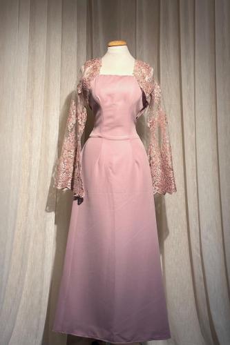 فستان ناعم بأكمام طويلة مزينة بالدانتيل