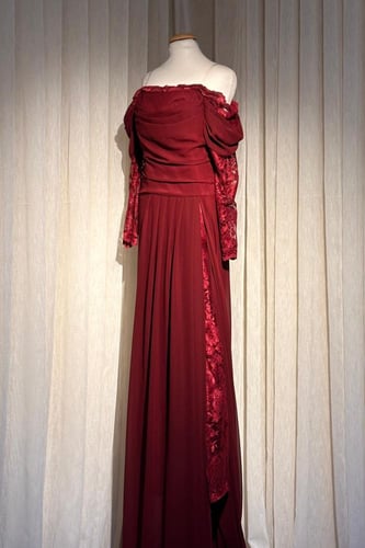 فستان ناعم طويل مزين بالدانتيل