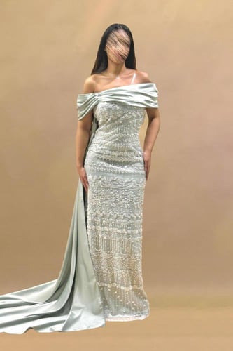 فستان سهرة مطرز بذيل طويل