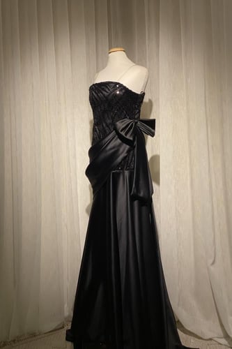 فستان سهرة ملكي توب بتطريز مميز وقصة فيونكة على ال...