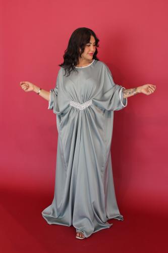 جلابية طويلة بتصميم كسرات ومطرزة بالخرز