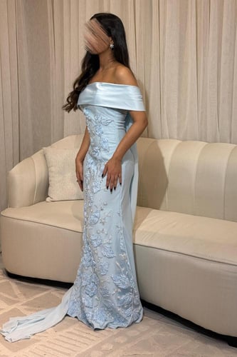 فستان سهرة مطرز بذيل طويل