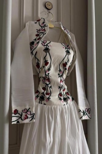 فستان عيد بأكمام طويلة مخصر بكسرات وبقماش مورد