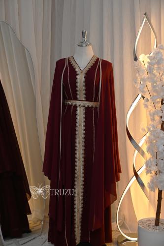 جلابية سهرة بأكمام الفراشة وبرقبة V وبتطريز مميز م...