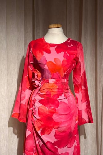 فستان طويل بقماش مشجر بتصميم الورود