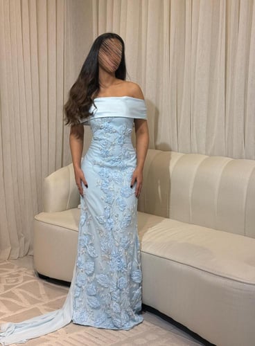 فستان سهرة مطرز بذيل طويل