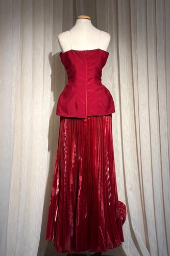 فستان سهرة طويل بتطريز هادئ وورود سفلية