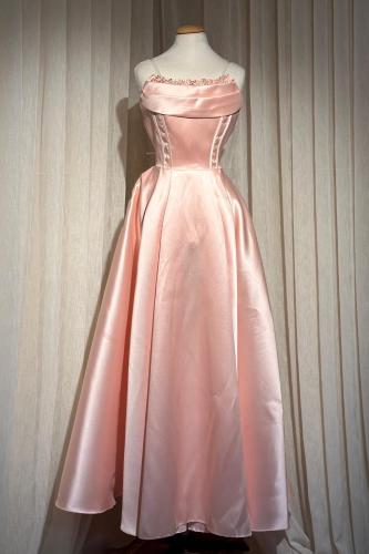 فستان سهرة طويل بتصميم بسيط وهادئ