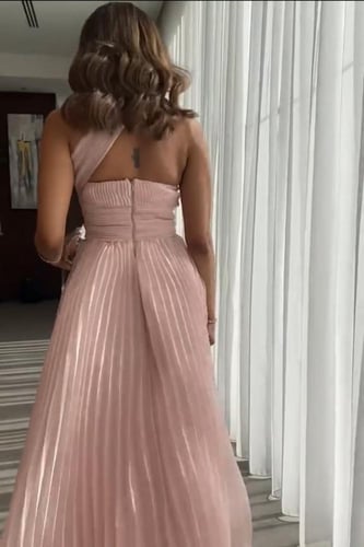 فستان طويل ناعم بتصميم الكسرات