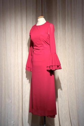 فستان ناعم بتصميم بسيط وبكسرات عند الاكمام