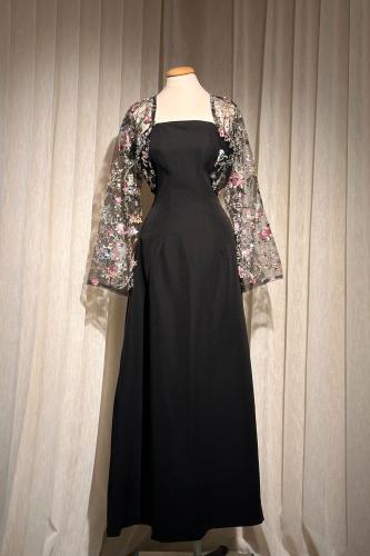 فستان ناعم بأكمام طويلة مطرزة