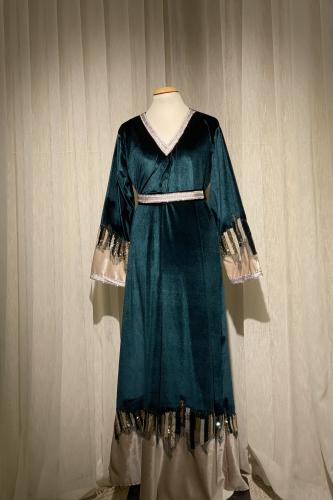 جلابية شتوية بتطريز مميز من الاسفل والاكمام وبحزام...