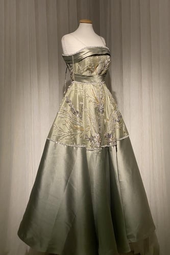 فستان سهرة أنيق مزين بتفاصيل لامعة بدون أكمام