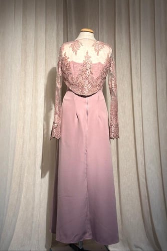 فستان ناعم بأكمام طويلة مزينة بالدانتيل