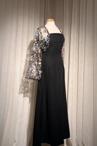 فستان ناعم بأكمام طويلة مطرزة