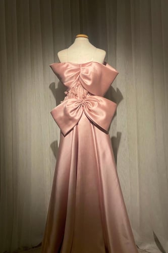 فستان سهرات طويل مكشوف الاكتاف مزخرف بتفاصيل زهرية...