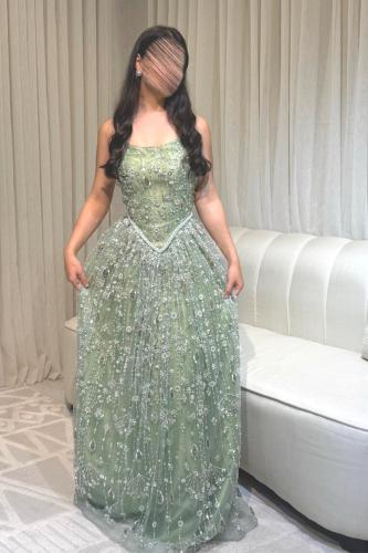 فستان سهرة مطرز بكرستالات لامعة