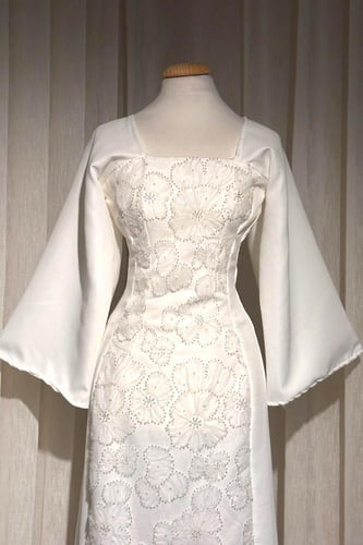 فستان ناعم بتطريز لامع وأكمام طويلة