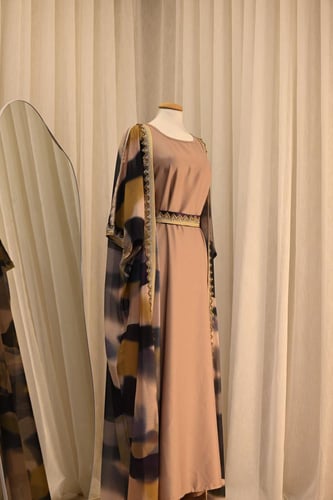 جلابية نسائية طويلة بدون أكمام مع حزام من القماش ا...